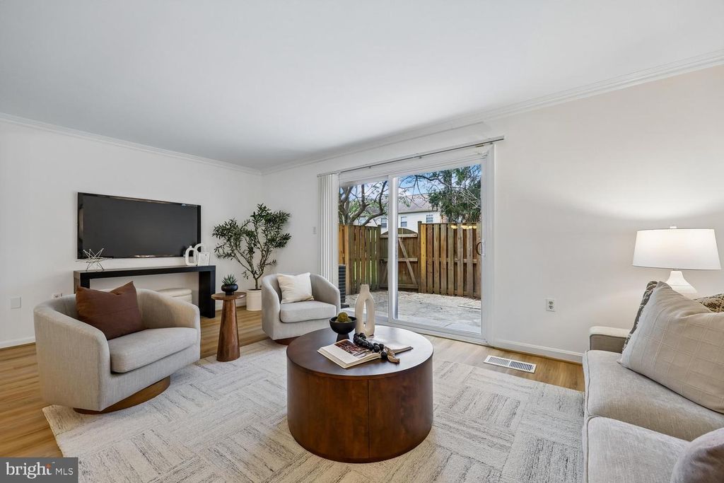 Image 5 of property listing at 780 PRINCETON PL #1-780, Rockville, MD 20850