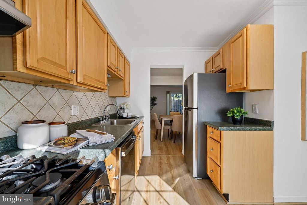 Image 6 of property listing at 780 PRINCETON PL #1-780, Rockville, MD 20850