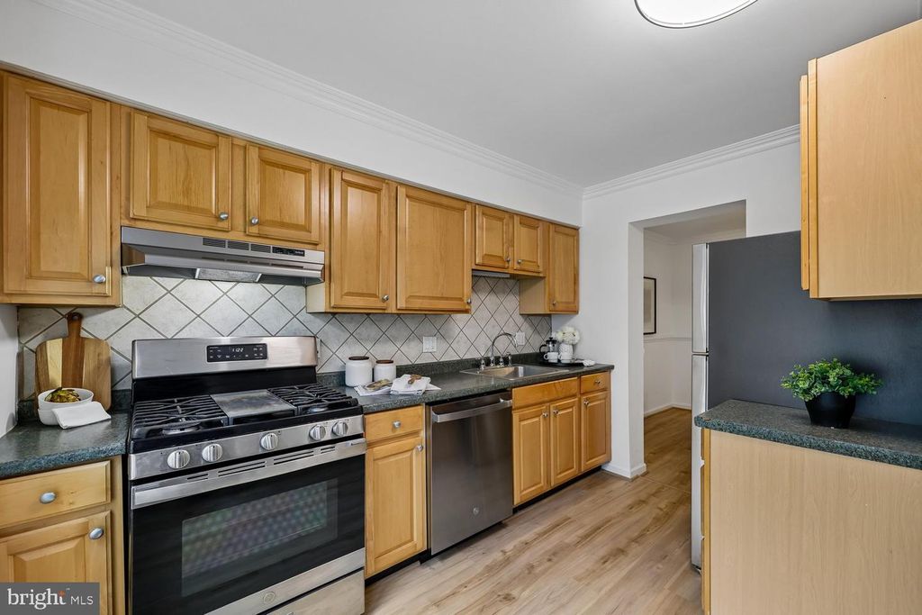 Image 7 of property listing at 780 PRINCETON PL #1-780, Rockville, MD 20850