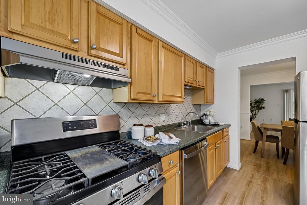 Image 8 of property listing at 780 PRINCETON PL #1-780, Rockville, MD 20850