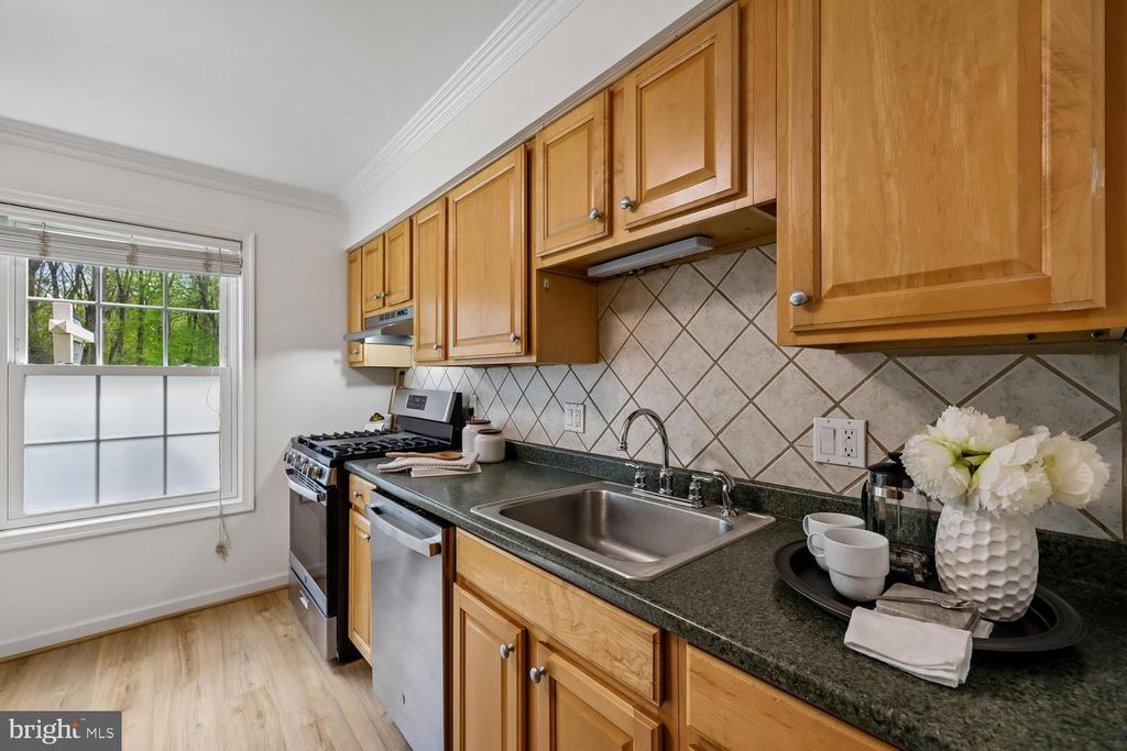 Image 9 of property listing at 780 PRINCETON PL #1-780, Rockville, MD 20850