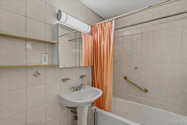 143-30 Roosevelt Avenue 3L, Flushing, NY 11354