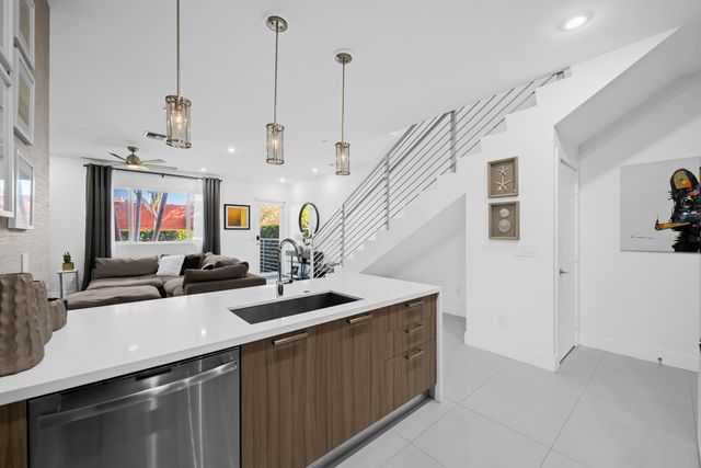 1025 NE 18th Avenue 102, Fort Lauderdale, FL 33304