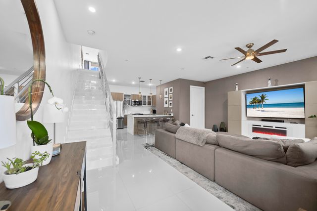 1025 NE 18th Avenue 102, Fort Lauderdale, FL 33304