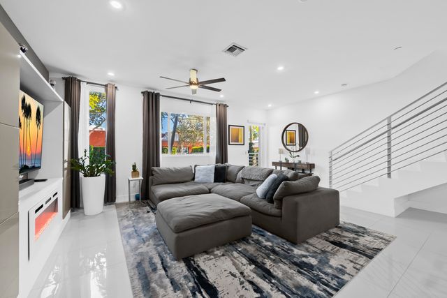 1025 NE 18th Avenue 102, Fort Lauderdale, FL 33304