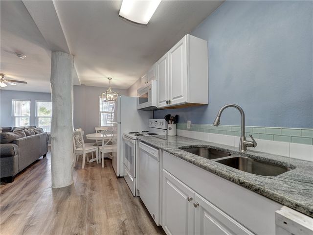 419 6th St, Port Aransas, TX 78373