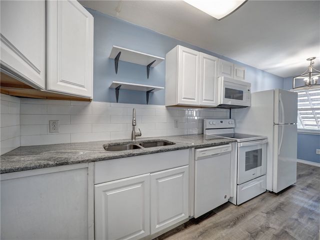 419 6th St, Port Aransas, TX 78373