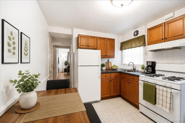 2563 Laconia Avenue, Bronx, NY 10469