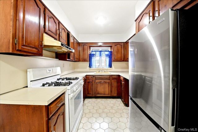 2563 Laconia Avenue, Bronx, NY 10469