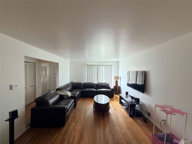 24660 Manistee Street, Oak Park, MI 48237