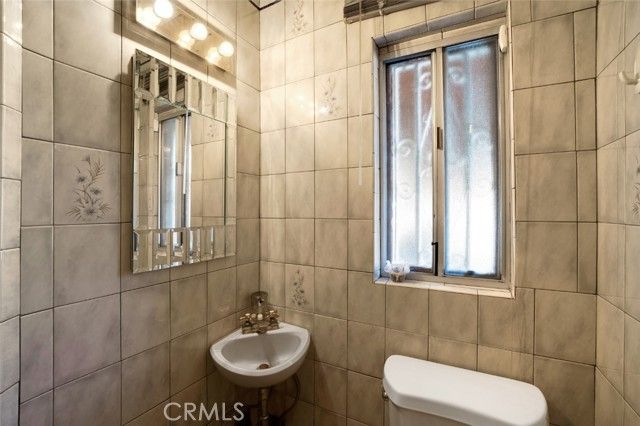 2205 N Catalina Street, Los Angeles, CA 90027