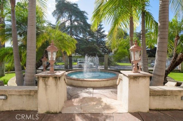 2205 N Catalina Street, Los Angeles, CA 90027