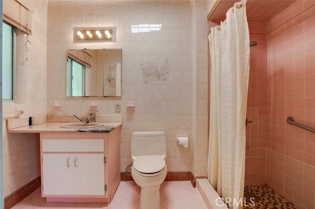 2205 N Catalina Street, Los Angeles, CA 90027