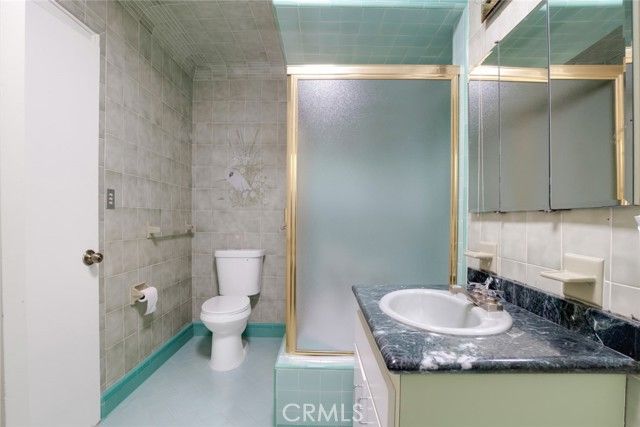 2205 N Catalina Street, Los Angeles, CA 90027