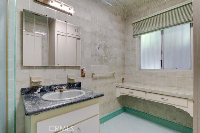 2205 N Catalina Street, Los Angeles, CA 90027