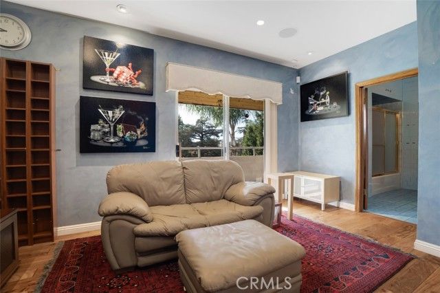 2205 N Catalina Street, Los Angeles, CA 90027