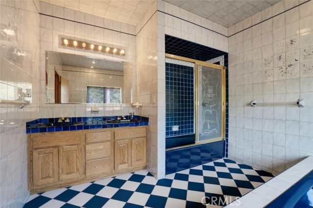 2205 N Catalina Street, Los Angeles, CA 90027