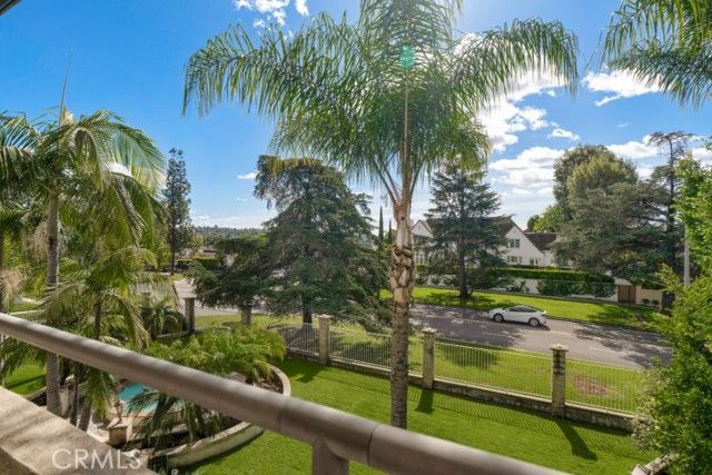 2205 N Catalina Street, Los Angeles, CA 90027