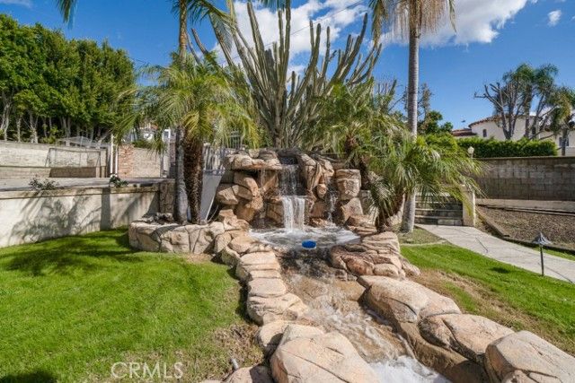 2205 N Catalina Street, Los Angeles, CA 90027