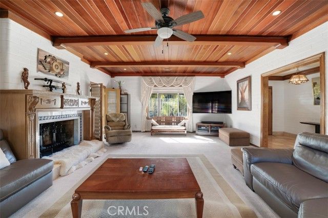 2205 N Catalina Street, Los Angeles, CA 90027