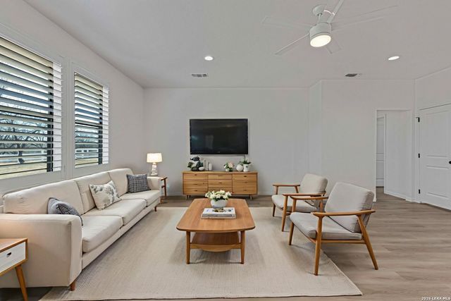 16282 fm 472, Bigfoot, TX 78005