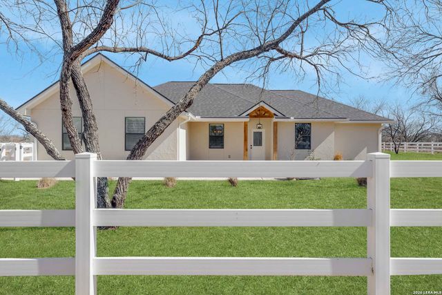 16282 fm 472, Bigfoot, TX 78005