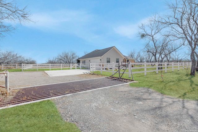 16282 fm 472, Bigfoot, TX 78005