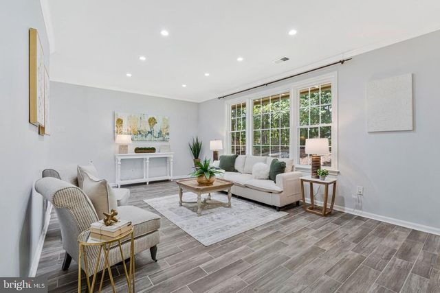 1526 LAUREL HILL RD, Vienna, VA 22182