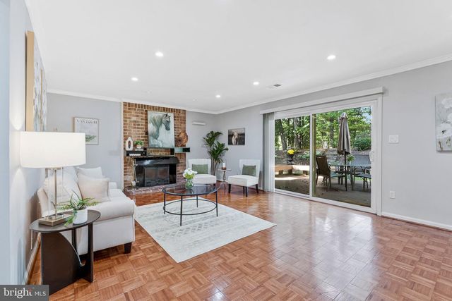 1526 LAUREL HILL RD, Vienna, VA 22182