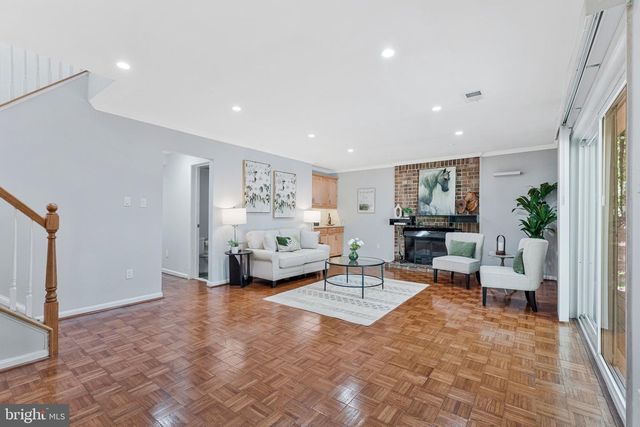 1526 LAUREL HILL RD, Vienna, VA 22182