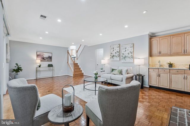 1526 LAUREL HILL RD, Vienna, VA 22182