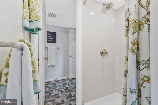 1526 LAUREL HILL RD, Vienna, VA 22182