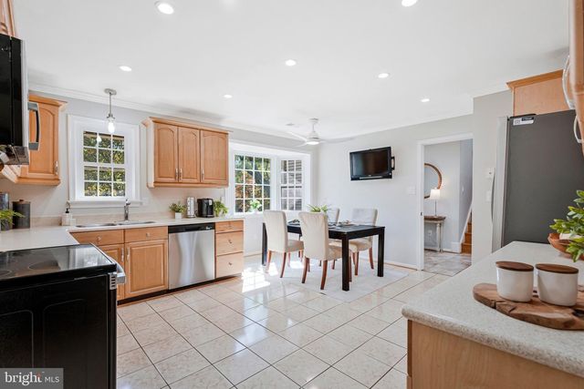 1526 LAUREL HILL RD, Vienna, VA 22182