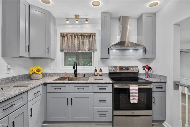 166 Beechmont DR, Newport News, VA 23608