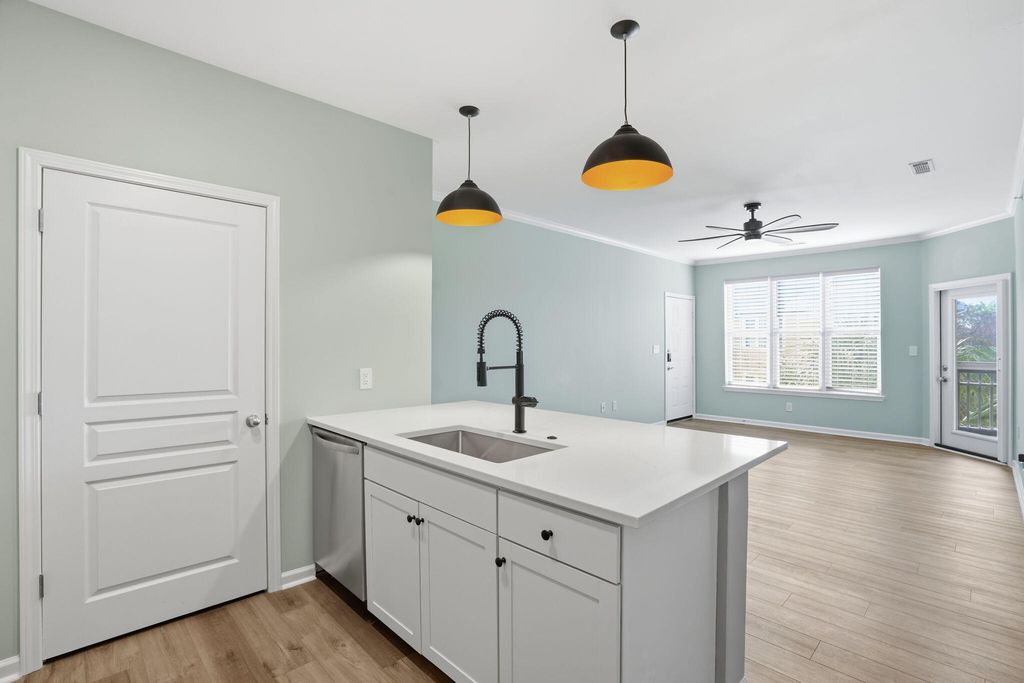 Image 5 of property listing at 600 Bucksley Lane 305, Charleston, SC 29492