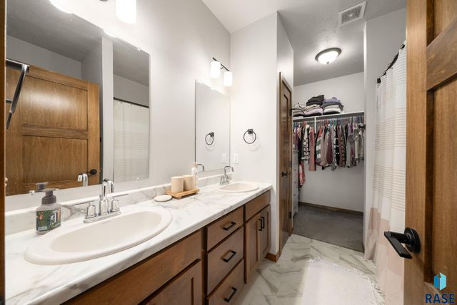 8133 E Tencate Pl Place, Sioux Falls, SD 57110