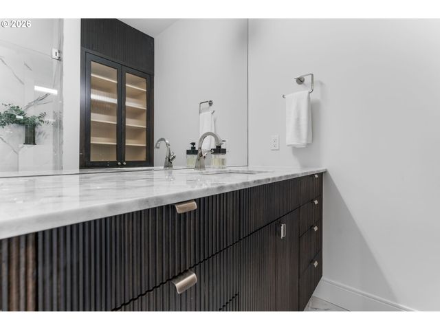 21 D Ave 3, Lake Oswego, OR 97034