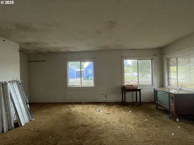 1109 4TH St, Springfield, OR 97477