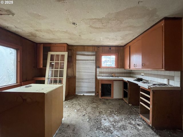 1109 4TH St, Springfield, OR 97477