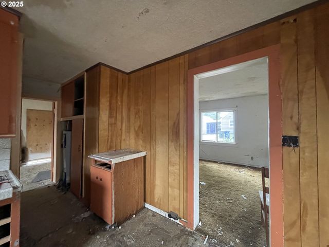 1109 4TH St, Springfield, OR 97477