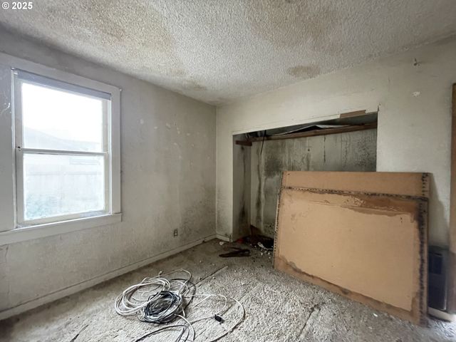 1109 4TH St, Springfield, OR 97477