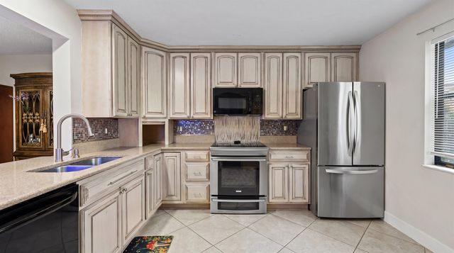 1303 Lakeview E, Royal Palm Beach, FL 33411