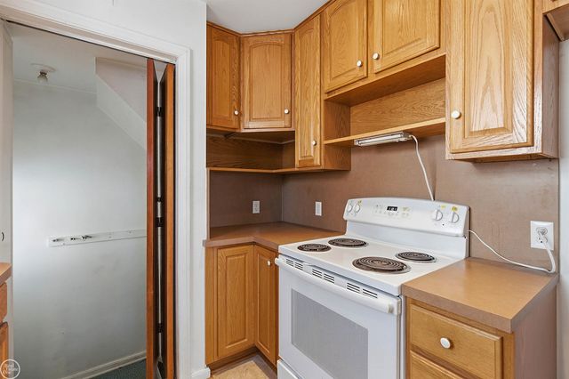 21227 Hillcrest Street, Clinton Township, MI 48036