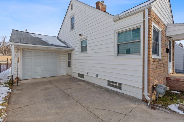 21227 Hillcrest Street, Clinton Township, MI 48036