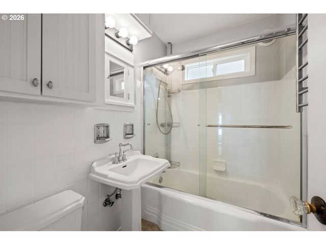 8260 N WAYLAND Ave, Portland, OR 97203