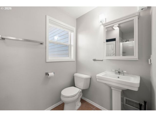 8260 N WAYLAND Ave, Portland, OR 97203