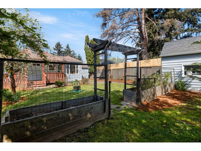 8260 N WAYLAND Ave, Portland, OR 97203