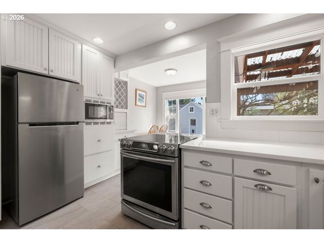 8260 N WAYLAND Ave, Portland, OR 97203