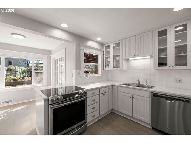 8260 N WAYLAND Ave, Portland, OR 97203