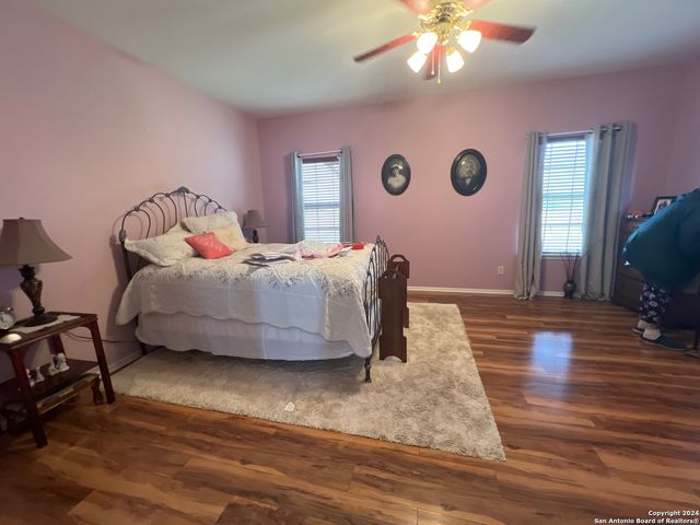 677 DEER TRAIL DR, Jourdanton, TX 78026